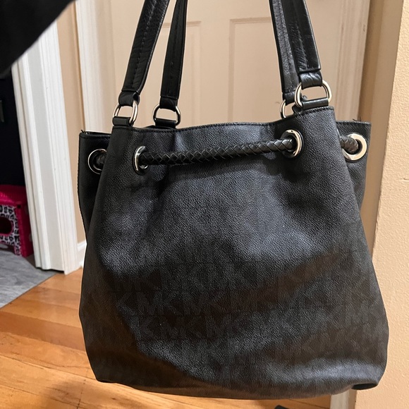 Michael Kors bucket bag great shape amazing - Picture 6 of 8
